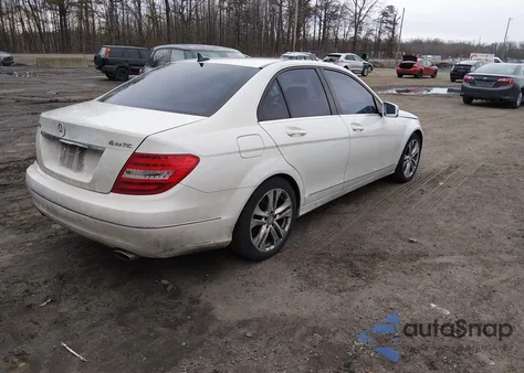 2012 Mercedes-Benz C 300 Luxury 4Matic z USA, uszkodzony, nr VIN WDDGF8BB2CR226881